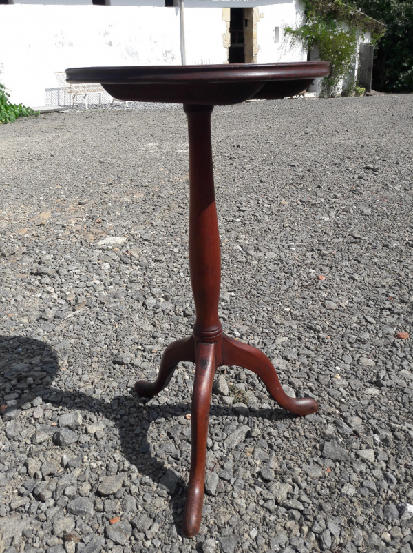 Ancienne table d'appoint pliable en acajou n°4805