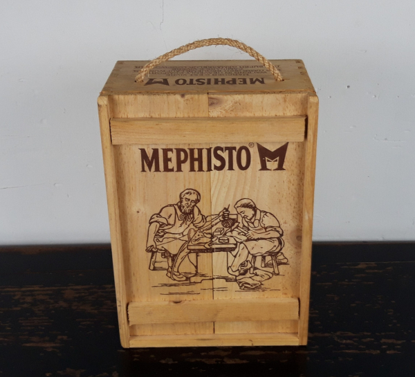 Ancienne boite publicitaire MEPHISTO n°2635