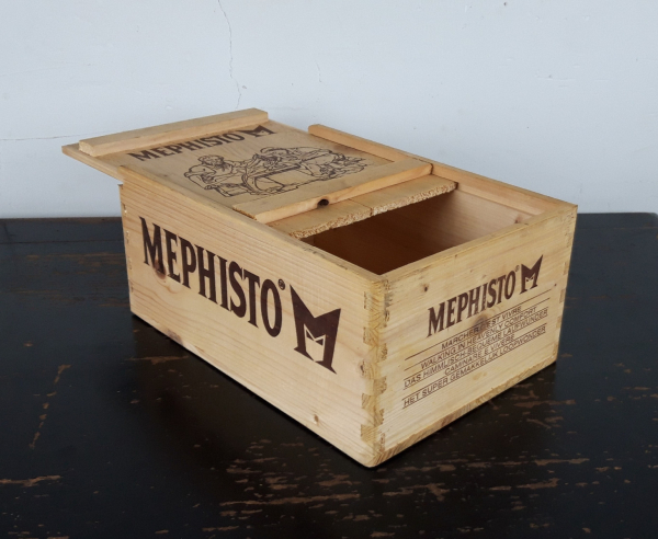 Ancienne boite publicitaire MEPHISTO n°2635