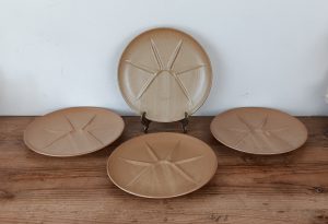 Lot de 4 assiettes en grés / Village / n°2715