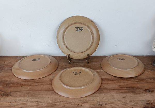 Lot de 4 assiettes en grés / Village / n°2715