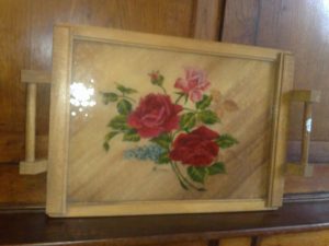 Ancien plateau en bois vitre peinte rose n°78