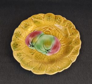 Assiette vintage en barbotine Sarreguemines Pomme n°8172