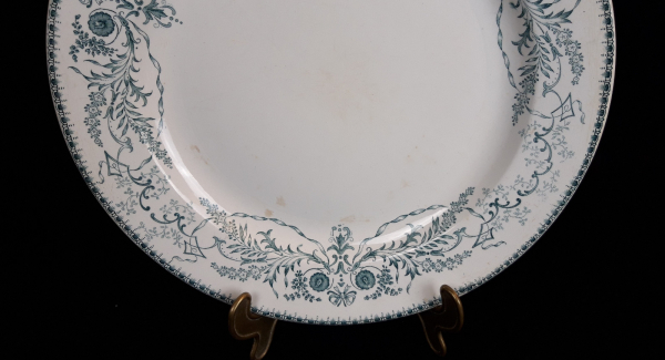 Ancien plat rond Rubis n°8667