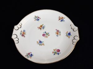 Ancien plat a gateau en porcelaine n°8770