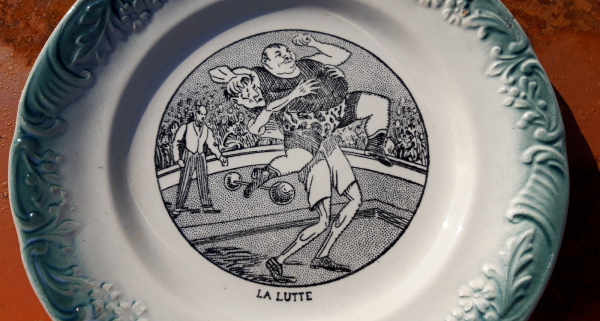 Ancienne assiette parlante " La lutte " n°2700