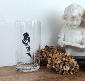 Vase vintage en verre / Rose en étain n°10324