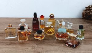 Lot de 15 miniatures de parfums pour collection n°10375