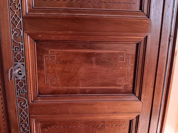 Ancienne armoire Louis XV en noyer avec incrustations n°10498