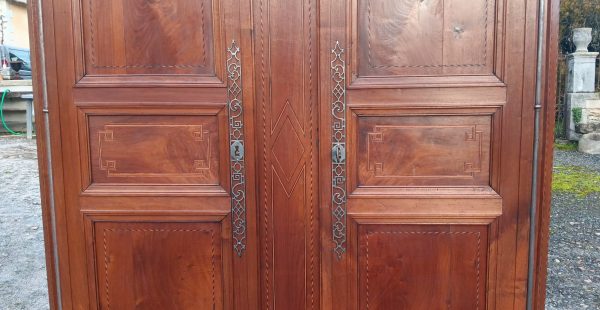 Ancienne armoire Louis XV en noyer avec incrustations n°10498