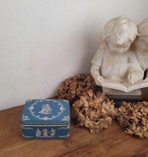 Boite vintage en métal / Décor Wedgwood n°10873