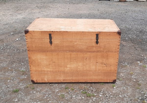 Ancienne grande caisse en bois exotique n°11025