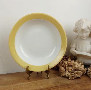 Plat vintage en faïence / jaune et blanc / n°10872