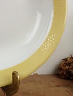 Plat vintage en faïence / jaune et blanc / n°10872