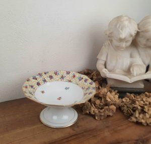Ancienne coupe sur pied en porcelaine n°10998