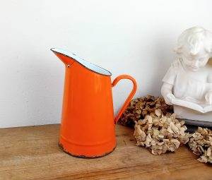 Pichet vintage en tôle émaillée orange n°11070