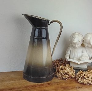 Ancien grand broc en tôle émaillée n°11099
