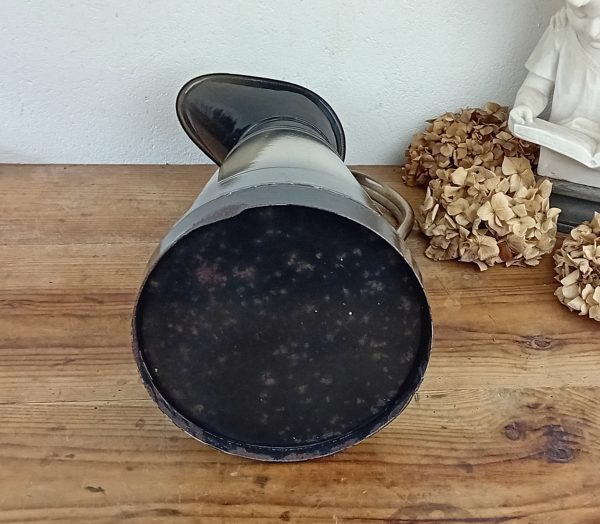 Ancien grand broc en tôle émaillée n°11099