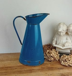 Ancien grand broc en tôle émaillée n°11100