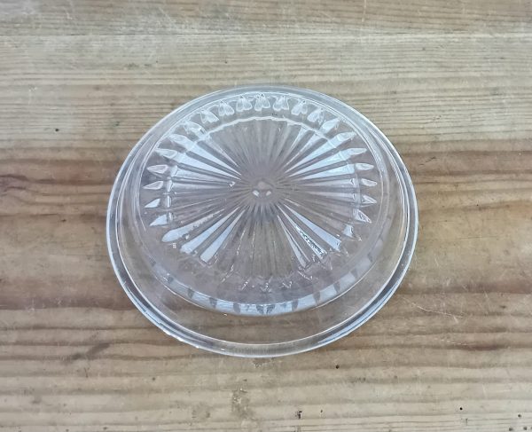 Ancien dessous de bouteille en verre moulé pressé n°11110