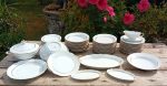 Service de table en porcelaine / Blanc et or / 57 pièces / n°11208