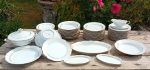 Service de table en porcelaine / Blanc et or / 57 pièces / n°11208