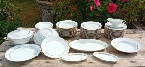 Service de table en porcelaine / Blanc et or / 57 pièces / n°11208