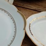 Service de table en porcelaine / Blanc et or / 57 pièces / n°11208