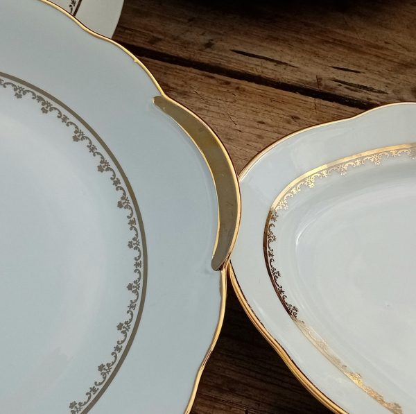 Service de table en porcelaine / Blanc et or / 57 pièces / n°11208