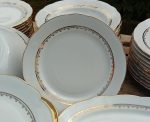 Service de table en porcelaine / Blanc et or / 57 pièces / n°11208