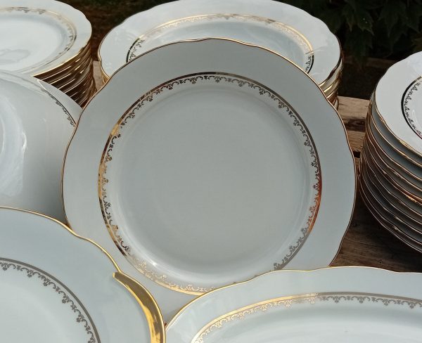 Service de table en porcelaine / Blanc et or / 57 pièces / n°11208