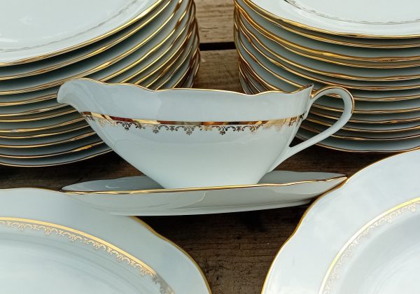 Service de table en porcelaine / Blanc et or / 57 pièces / n°11208
