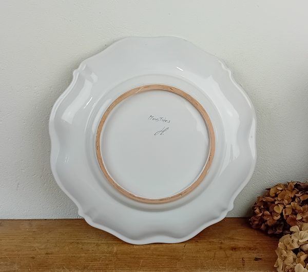 Grand plat en faïence de Moustiers n°11285