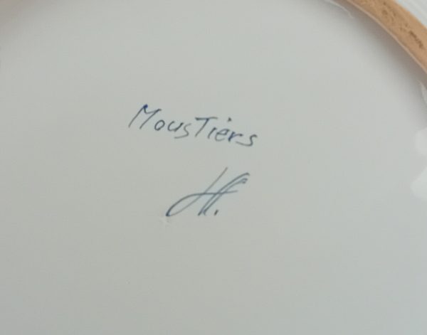 Grand plat en faïence de Moustiers n°11285