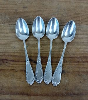Lot de 4 petites cuillères en métal argenté n°11495