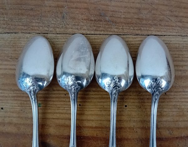 Lot de 4 petites cuillères en métal argenté n°11495