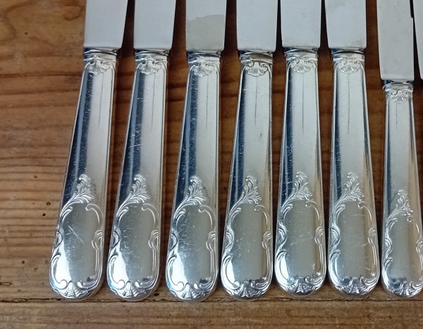 Lot de 12 couteaux en métal argenté n°11511