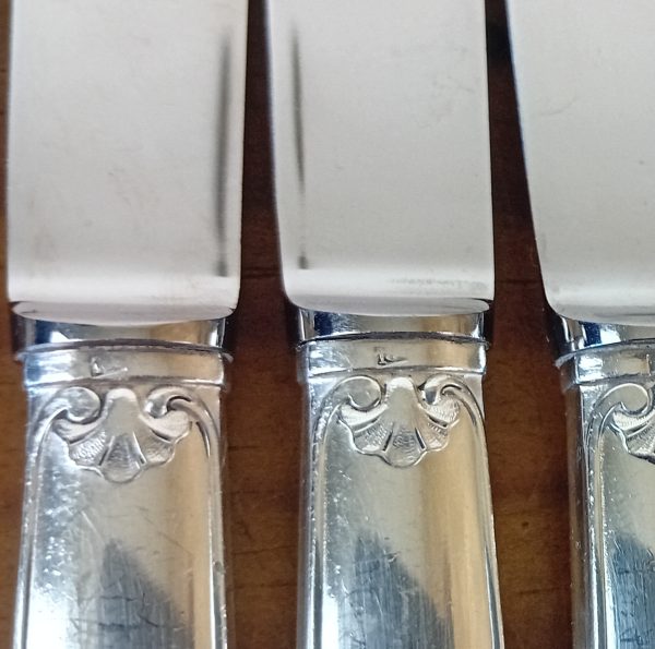 Lot de 12 couteaux en métal argenté n°11511