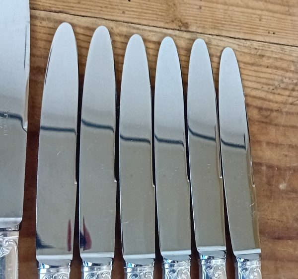 Lot de 12 couteaux en métal argenté n°11511