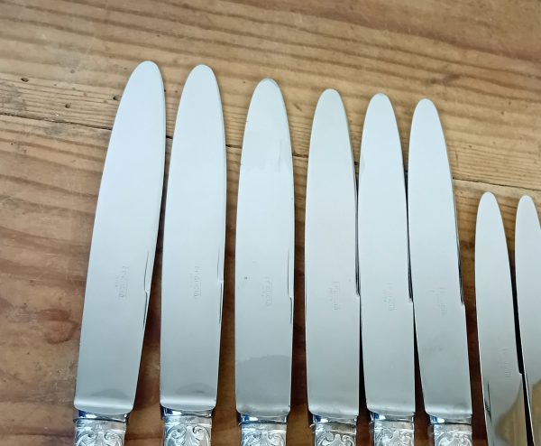 Lot de 12 couteaux en métal argenté n°11511