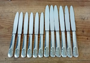 Lot de 12 couteaux en métal argenté n°11512