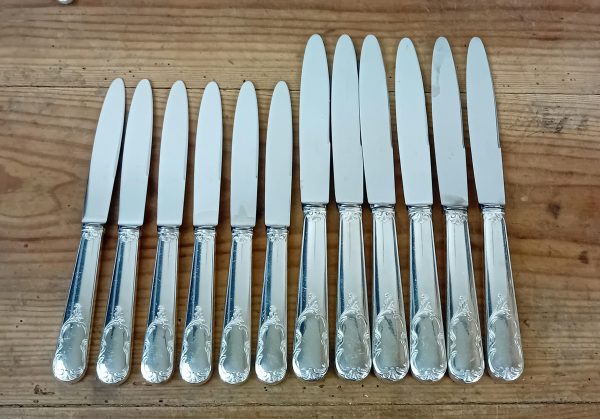 Lot de 12 couteaux en métal argenté n°11512
