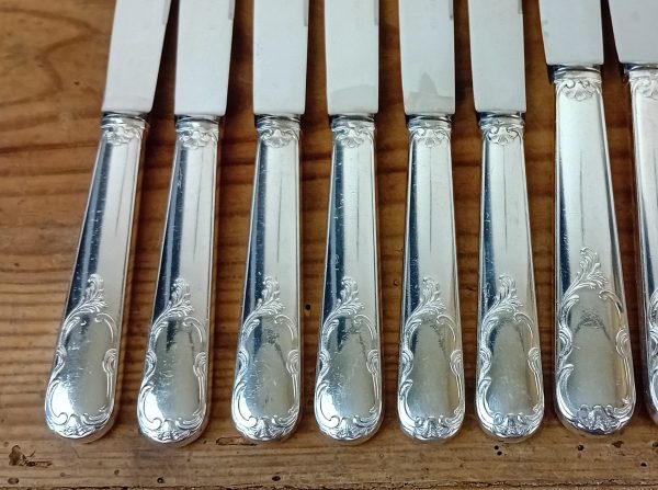 Lot de 12 couteaux en métal argenté n°11512