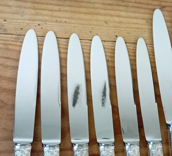 Lot de 12 couteaux en métal argenté n°11512