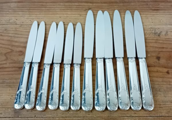 Lot de 12 couteaux en métal argenté n°11512
