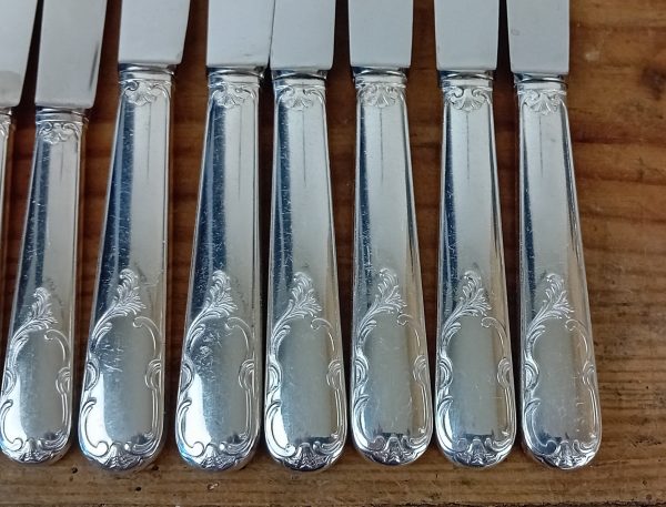 Lot de 12 couteaux en métal argenté n°11512