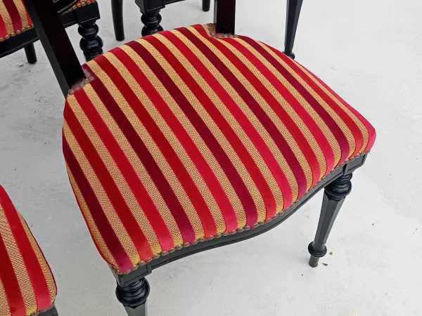 Lot de 5 anciennes chaises / Bois noirci / n°11568