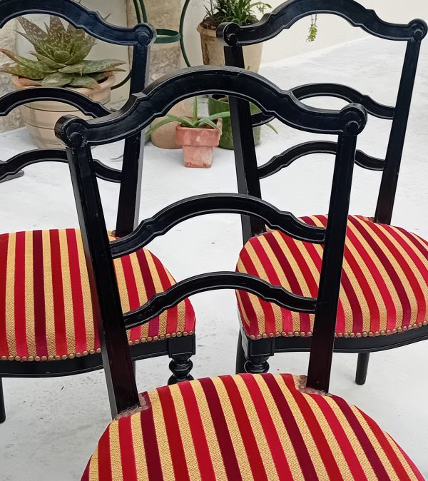 Lot de 5 anciennes chaises / Bois noirci / n°11568