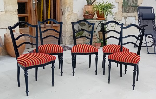 Lot de 5 anciennes chaises / Bois noirci / n°11568