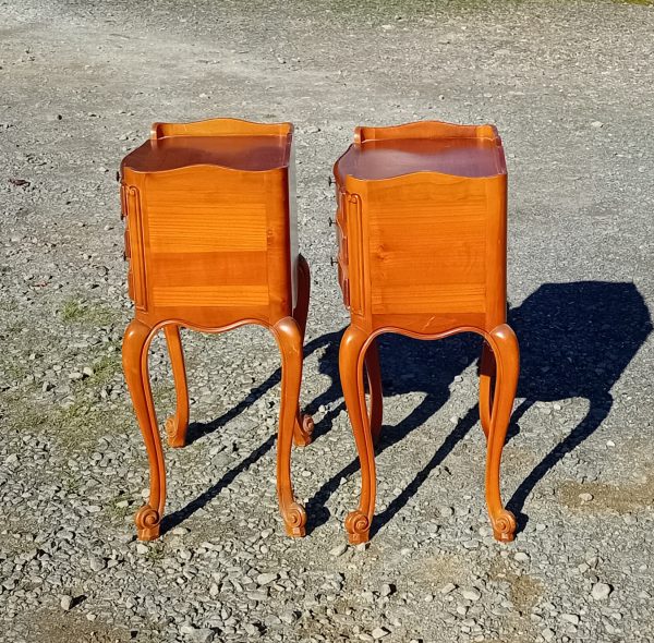 Paire de tables de nuit en merisier n°11638